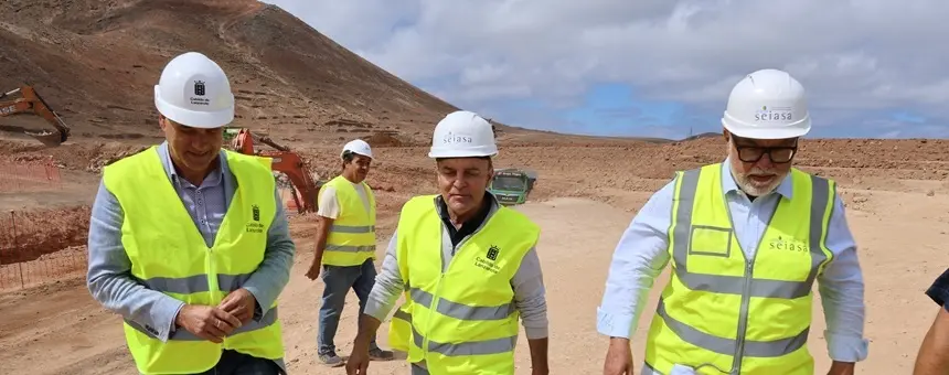 Domingo Cejas y Jesús Machín en la visita de las obras de regadío de Tinajo-Teguise.