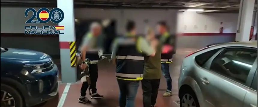 La Policía Nacional realizando una de las detenciones por distribución de pornografía infantil.