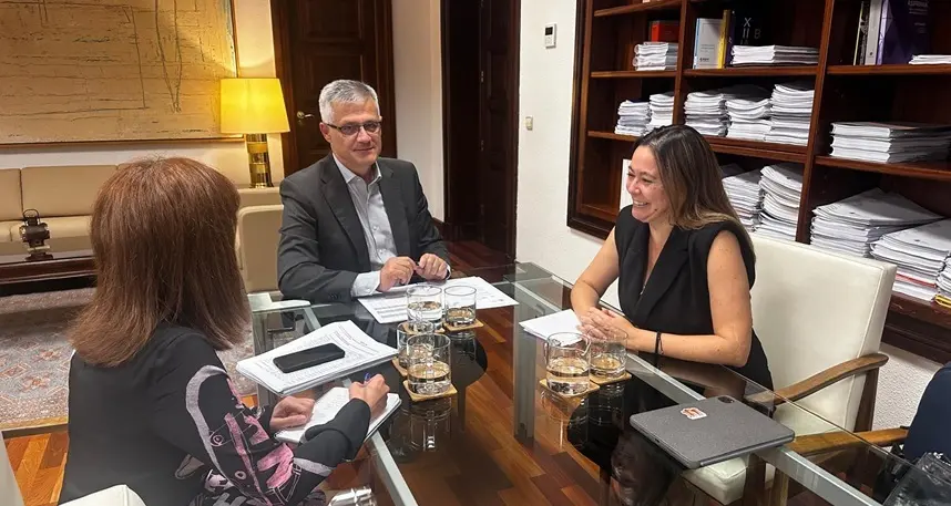 María Dolores Corujo  en una reunión con el secretario de Estado de Vivienda.