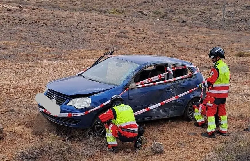 Momento en el que los bomberos  balizaron el vehículo siniestrado
