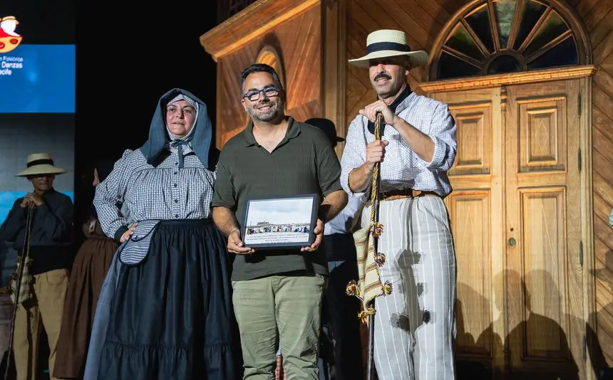 El concejal de Festejos, Echedey Eugenio, con la placa conmemorativa del acto