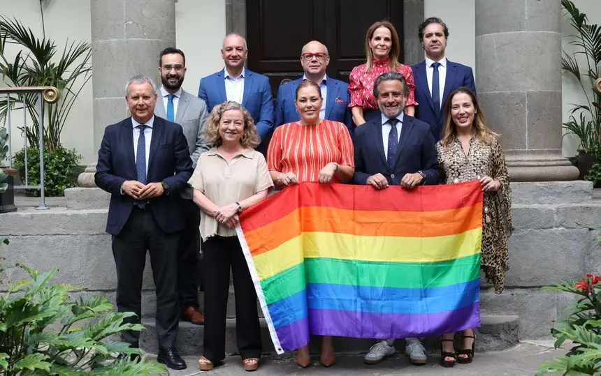 La presidenta del Parlamento, Astrid Pérez, con los integrantes de la Mesa de la Cámara y los portavoces de los grupos