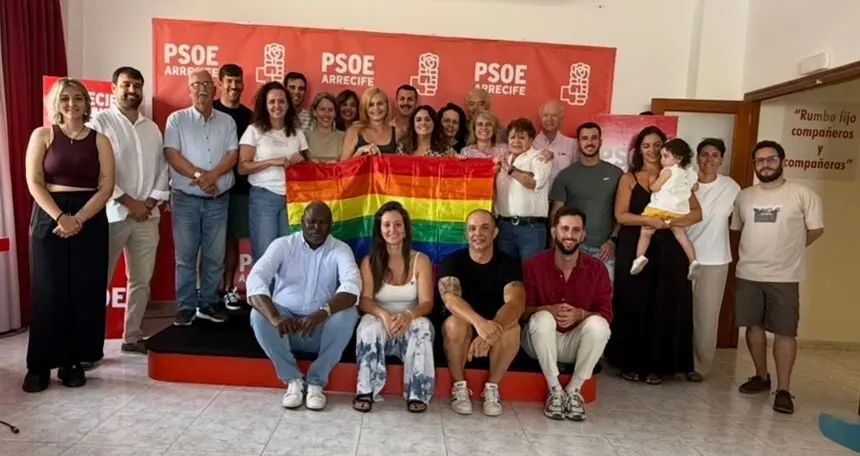 Imagen de un grupo de militantes socialistas este sábado con la bandera arcoiris