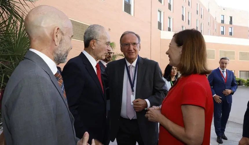 El lanzaroteño Manuel Fajardo con Francina Armengol y otras autoridades