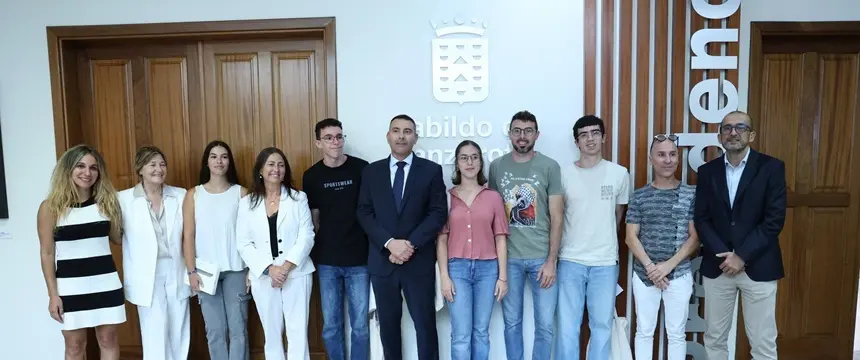 Oswaldo Betancort junto a los alumnos con mejores cualificaciones de la PAU.