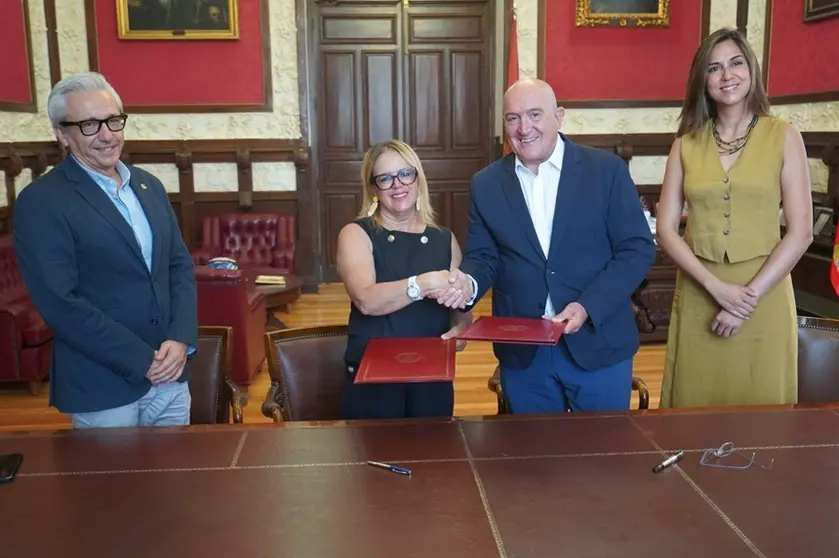 Nori Machín en la firma del convenio en Valladolid.