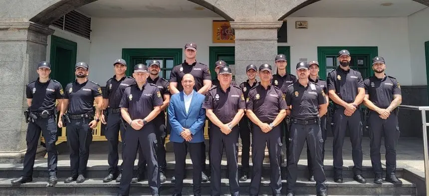 Los nuevos agentes en la puerta de la Dirección Insular