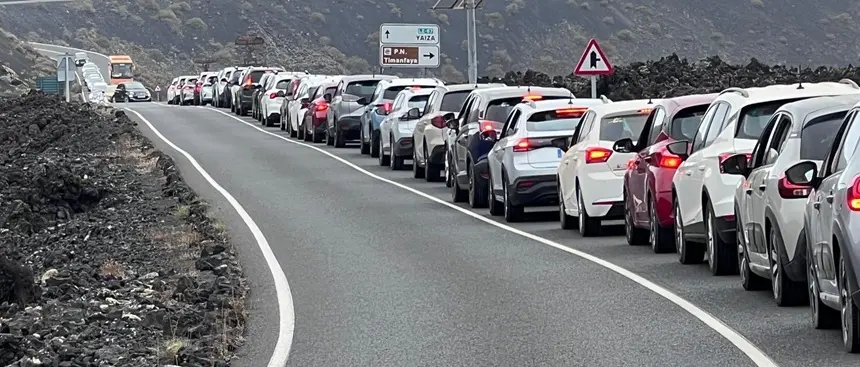 Imagen de la cola kilométrica en el acceso al parque nacional de Timanfaya.