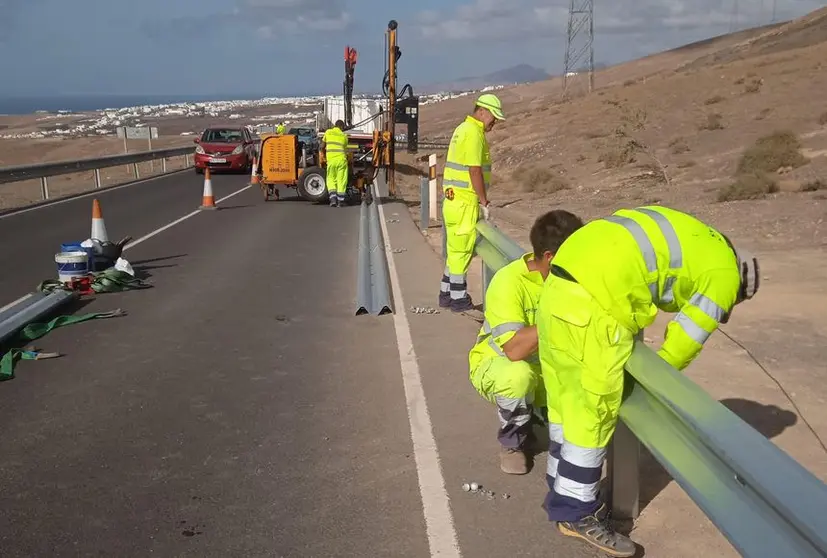 Imagen de los operarios rematando la obra