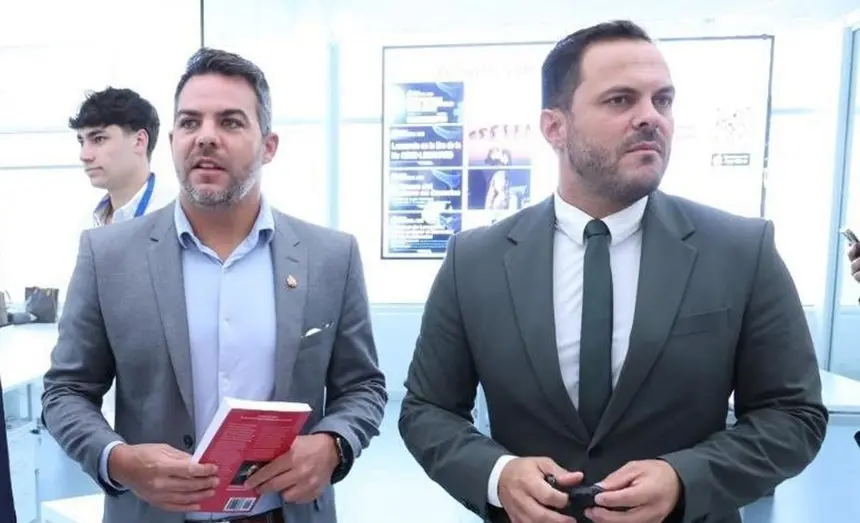 Yonathan de León junto a su compañero de partido Jacobo Medina.