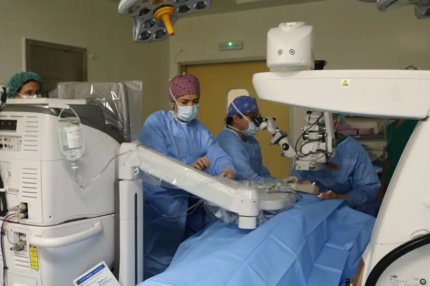 Sanitarios realizando una intervención de retina.