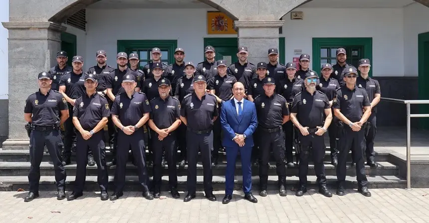 Pedro Viera junto a los nuevos agentes de la Policía Nacional.