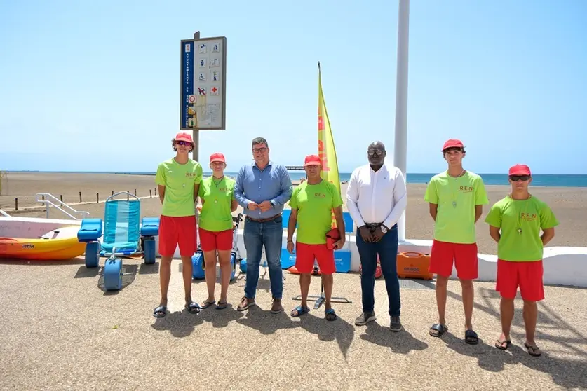 Isidro Pérez y Mamadou Yero Sy Cisse junto a los socorristas en Playa Honda.
