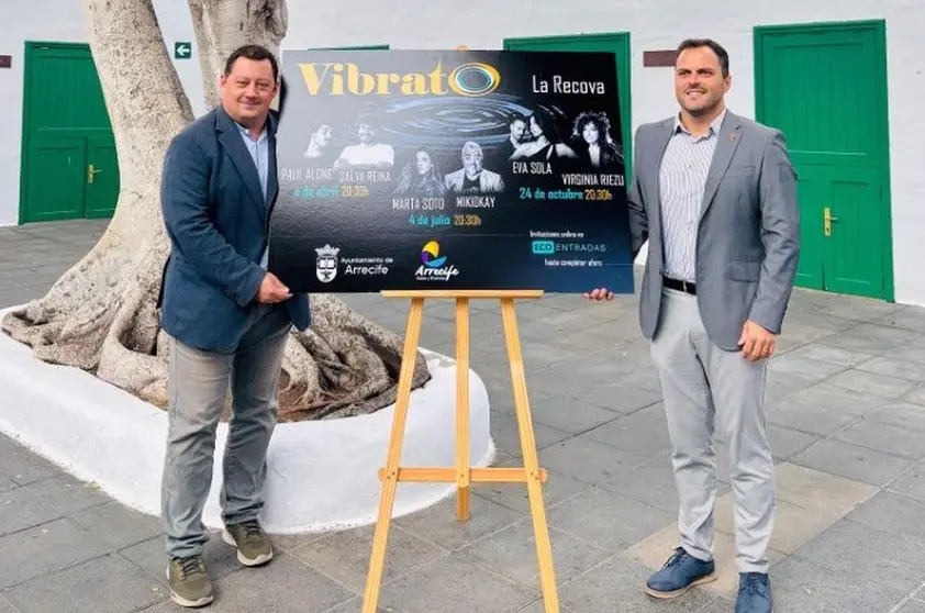 Oscar López y Yonathan de León con el cartel de Vibrato.