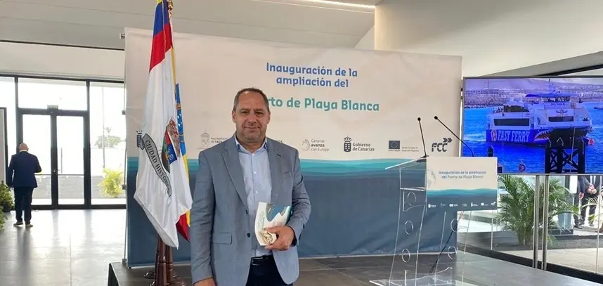 Juan Monzón en el acto de inauguración del muelle de Playa Blanca.