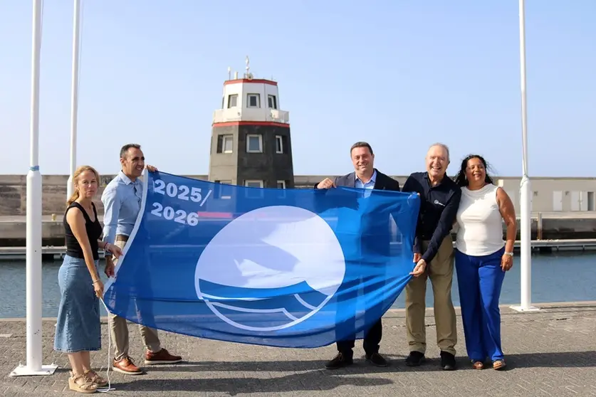 Óscar Noda, y las concejalas de Playas y Medio Ambiente, Beatriz
Vázquez y Águeda Cedrés, respectivamente junto al presidente del
grupo Calero Marinas, José Calero, y al director de la instalación en Puerto
Calero, Alejandro Betancor,