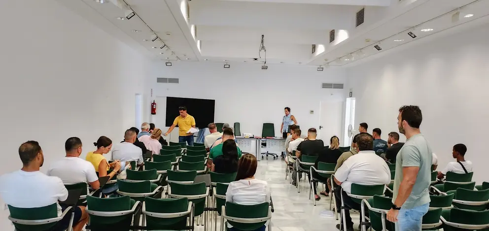 El concejal  Mario González Altube presente en  la celebración del examen para el permiso de conductor de taxi