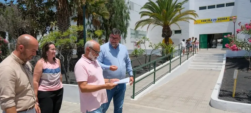 Isidro Pérez, Raúl de León y Estefanía Luzardo en su visita a las obras de los colegios de San Bartolomé.