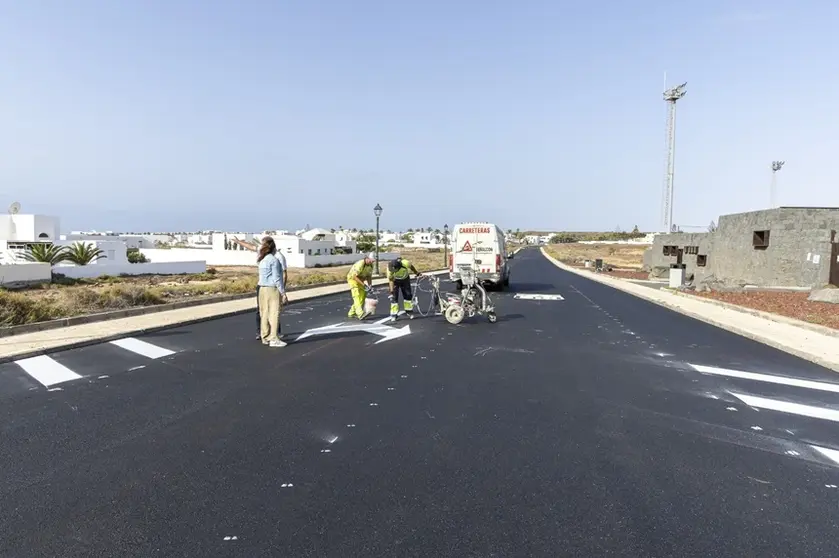 Operarios del Ayuntamiento realizando las labores de asfaltado en Costa Teguise.
