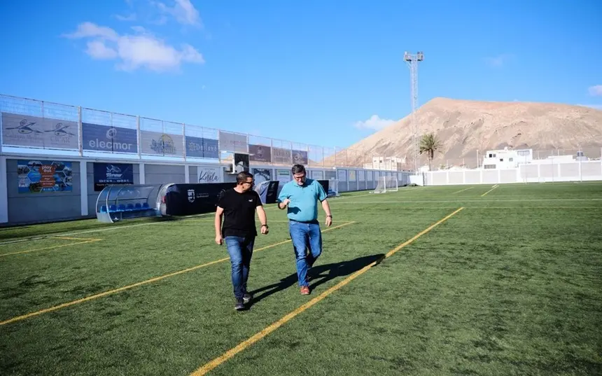 Isidro Pérez y Alexis Hernández en una de las instalaciones deportivas del municipio.