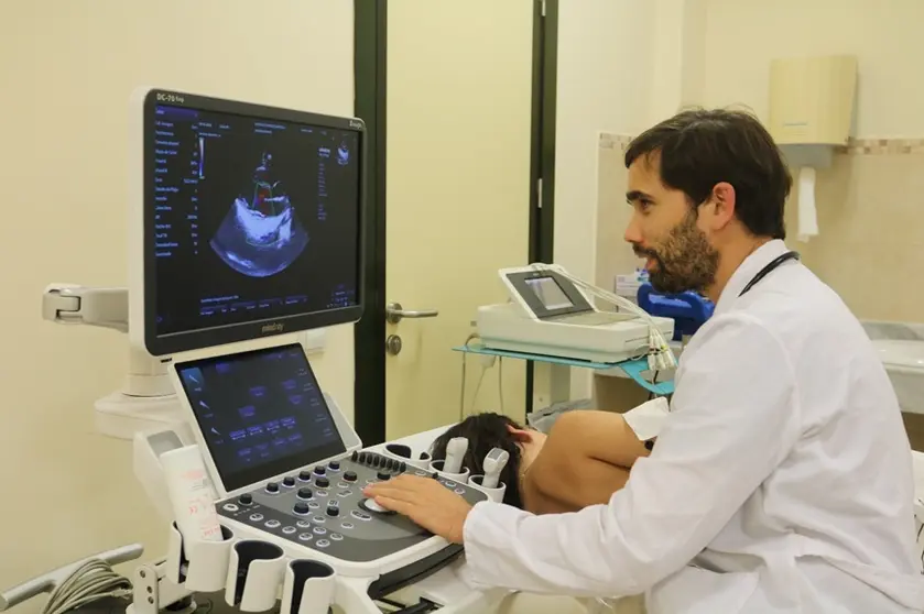 Doctor realizando una consulta del servicio de Cardiología.