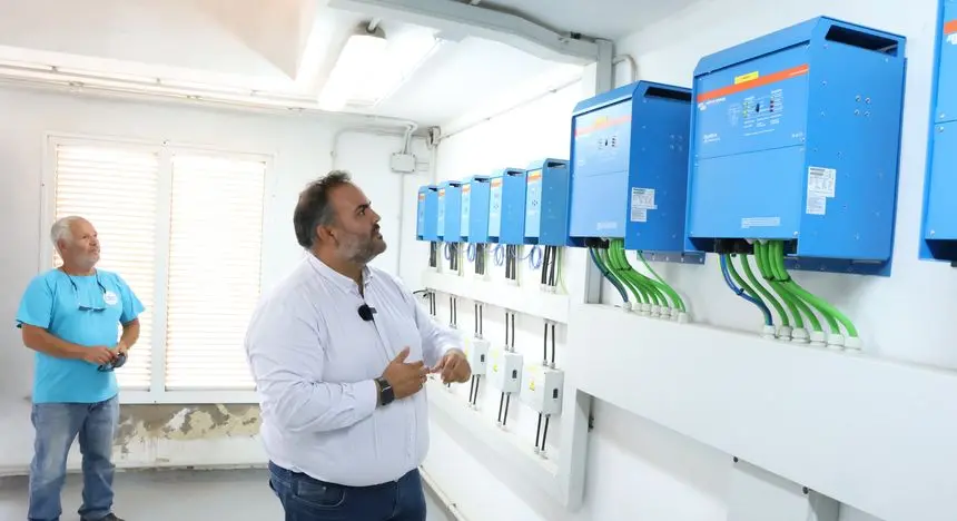 Samuel Martín supervisando las nuevas instalaciones