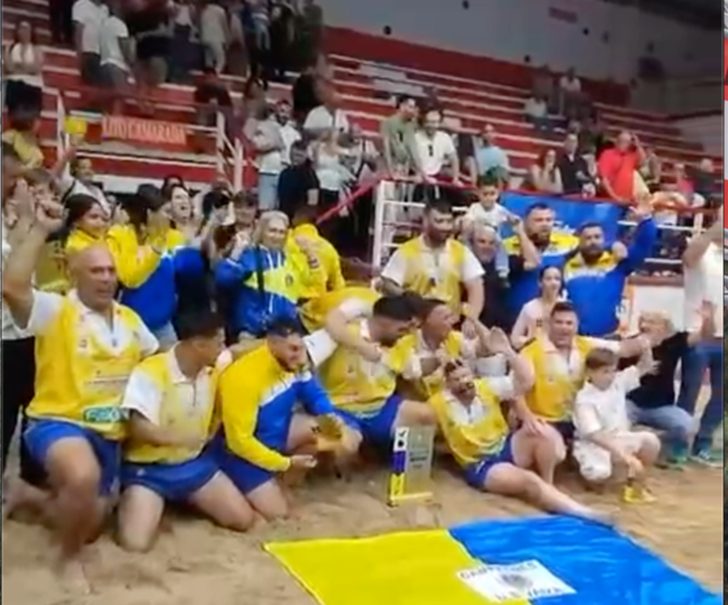 Luchadores del Unión Sur Yaiza celebrando el título en Tenerife.
