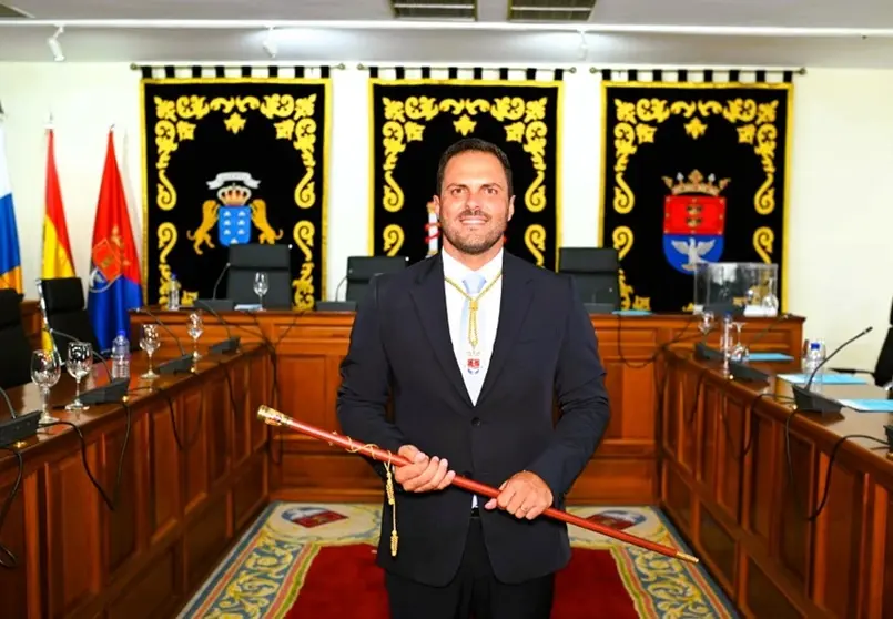 Yonathan de León en su toma de posesión como alcalde de Arrecife.