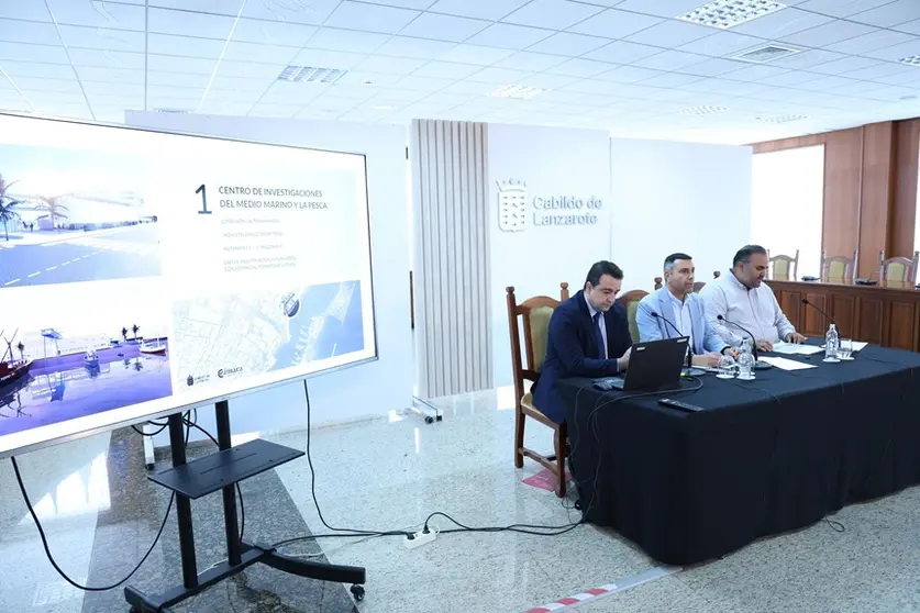 José Valla, Oswaldo Betancort y Samuel Martín en la presentación de la estrategia de la Bahia Arrecife.