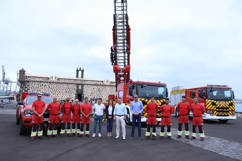 Oswaldo Betancort, María Jesús Tovar y Kiko Aparcio junto a los bomberos del Consorcio y el nuevo vehículo autoescala.