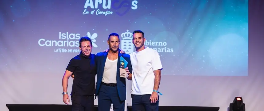 Lionel Morales recibiendo un galardón en Arucas.