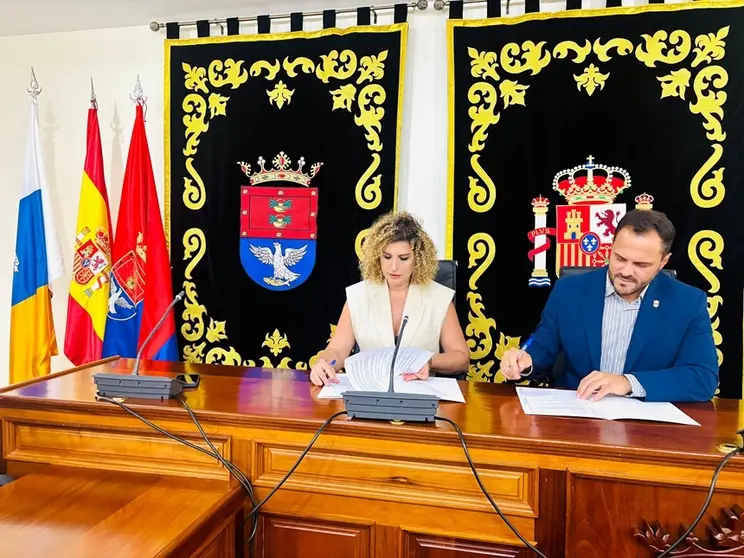 El alcalde de Arrecife, Yonathan de León, y la portavoz del PP y concejala de Recursos Humanos, Eli Merino, anuncian la mayor oferta pública de empleo en la historia del Ayuntamiento 