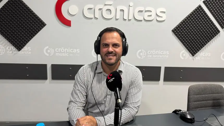Yonathan de León en el programa "A Buena Hora" de Crónicas Radio.
