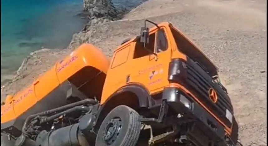 Camión anclado en la arena en Papagayo.