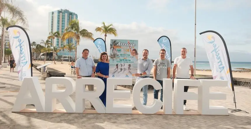 El alcalde de Arrecife, Yonathan de León, fue el encargado de presentar el evento en la misma Playa del Reducto junto a los productores y dos ediles de su equipo.