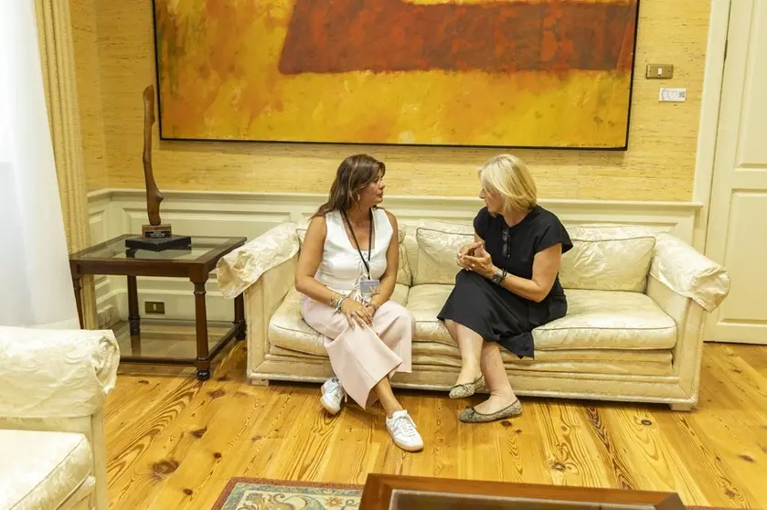 Olivia Duque junto a la consejera de Sanidad en un encuentro sobre el Centro de Salud de Tahiche.