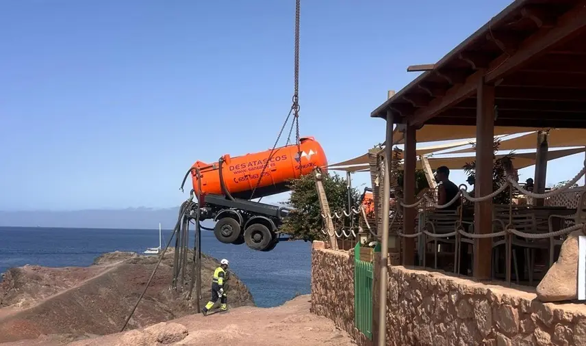 Grúa realizando la retirada del camión en Papagayo.
