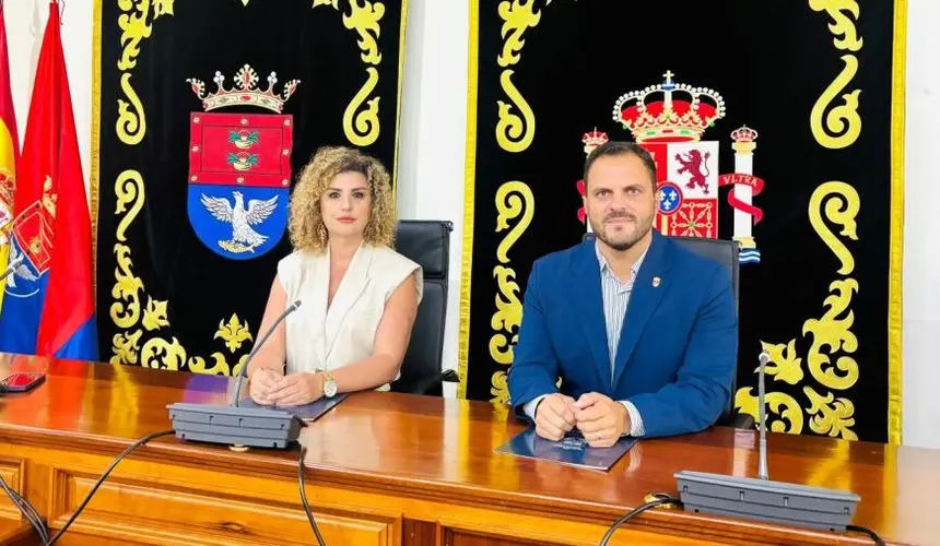 La concejal de Recursos Humanos, Eli Merino, junto al alcalde de Arrecife, Yonathan de León.