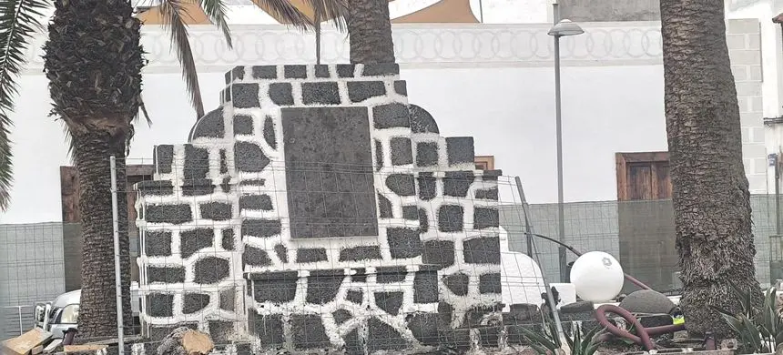 Imagen del monumento con la cruz cristiana eliminada de la parte superior