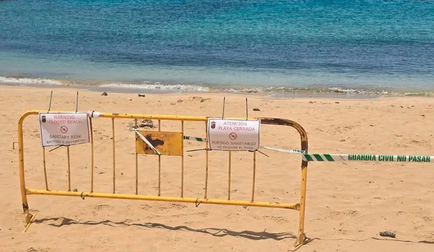 Imagen de la valla que ha colocado la Guardia Civil con su precinto
