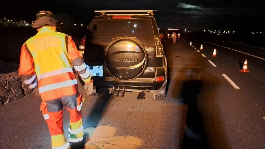 Bombero junto al vehículo tras colocarlo sobre las cuatro ruedas.
