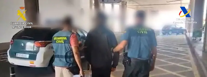 La Guardia Civil con el detenido en la T2 del aeropuerto de Lanzarote.