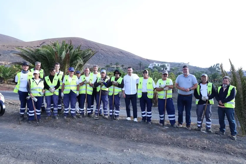 Oswaldo Betancort e Isidro Pérez junto a los operarios de empleo en San Bartolomé.