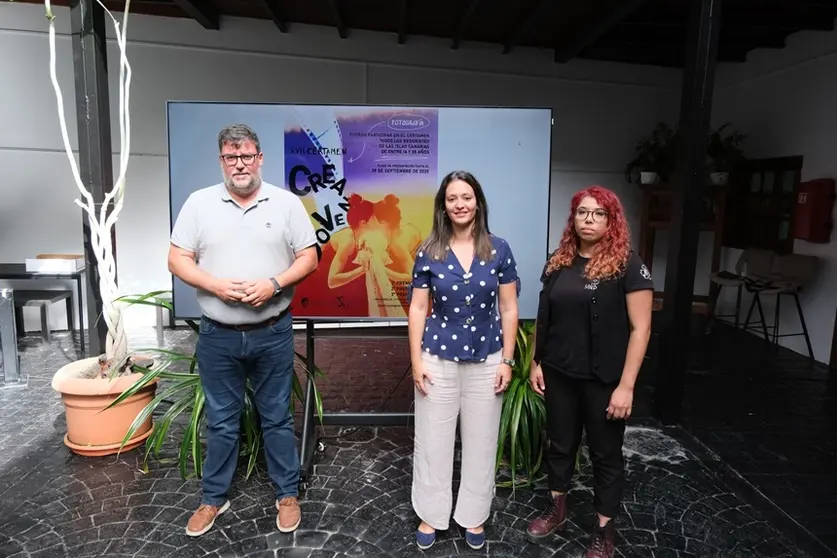 Isidro Pérez, Mónica de León y Adriana Sandec en la presentación del proyecto Crea Joven.