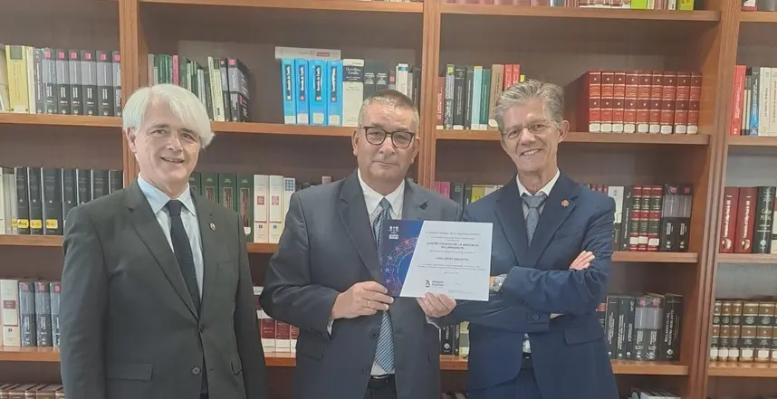 Salvador González, presidente de la Abogacía Española; Lino López, abogado homenajeado y Carlos Enrique Viña, decano del Colegio de la Abogacía de Lanzarote.