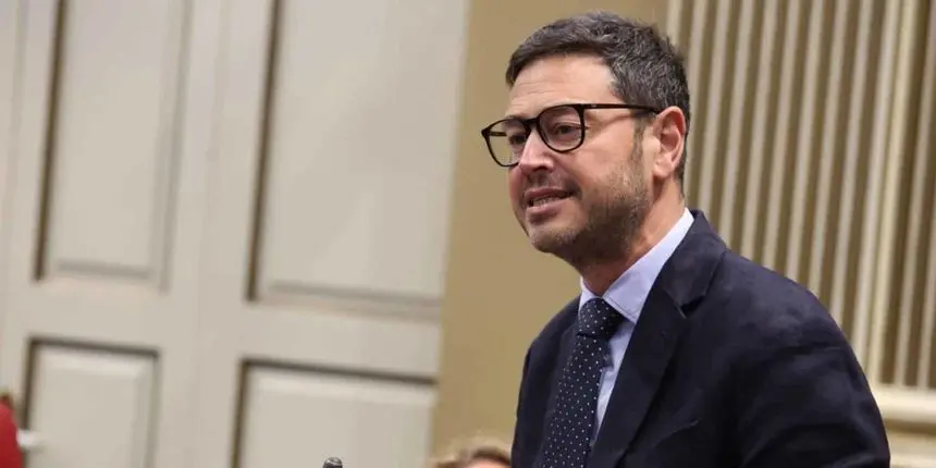 Jacob Qadri durante su intervención en el Parlamento de Canarias