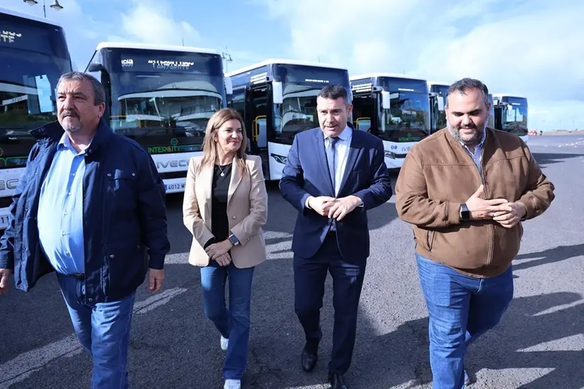 Miguel Ángel Jiménez, María Jesús Tovar, Oswaldo Betancort y Samuel Martín en la presentación de 13 nuevas guaguas.