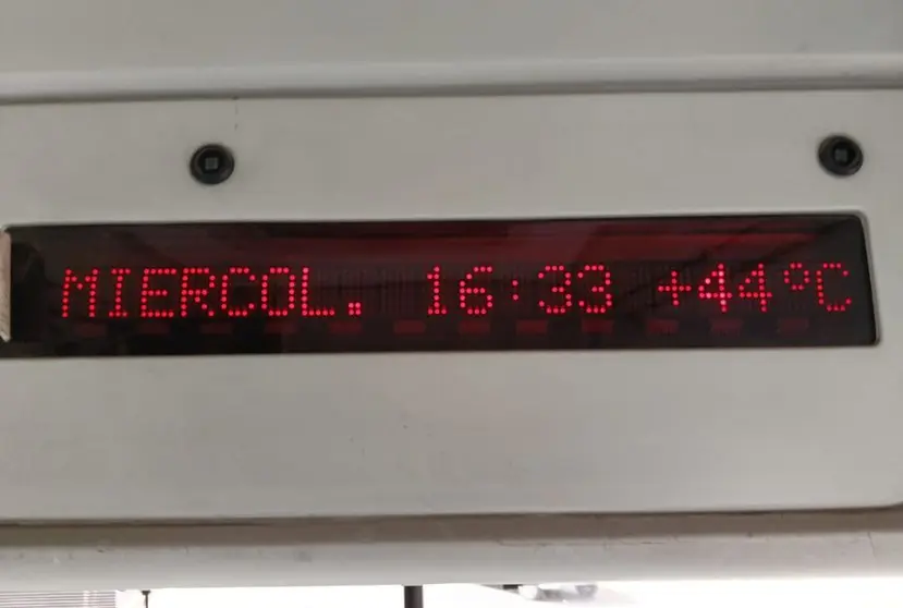 Imagen del panel en el que se anuncia la sorprendente temperatura que se supone que estaban soportando los pasajeros