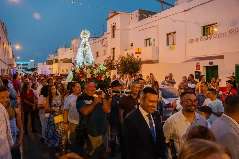 Procesión de las fiestas de la Virgen del Carmen por las calles de Valterra.