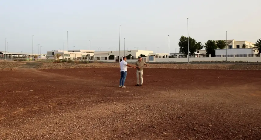 El alcalde y el concejal de Obras Públicas en la parcela en la que se construirá